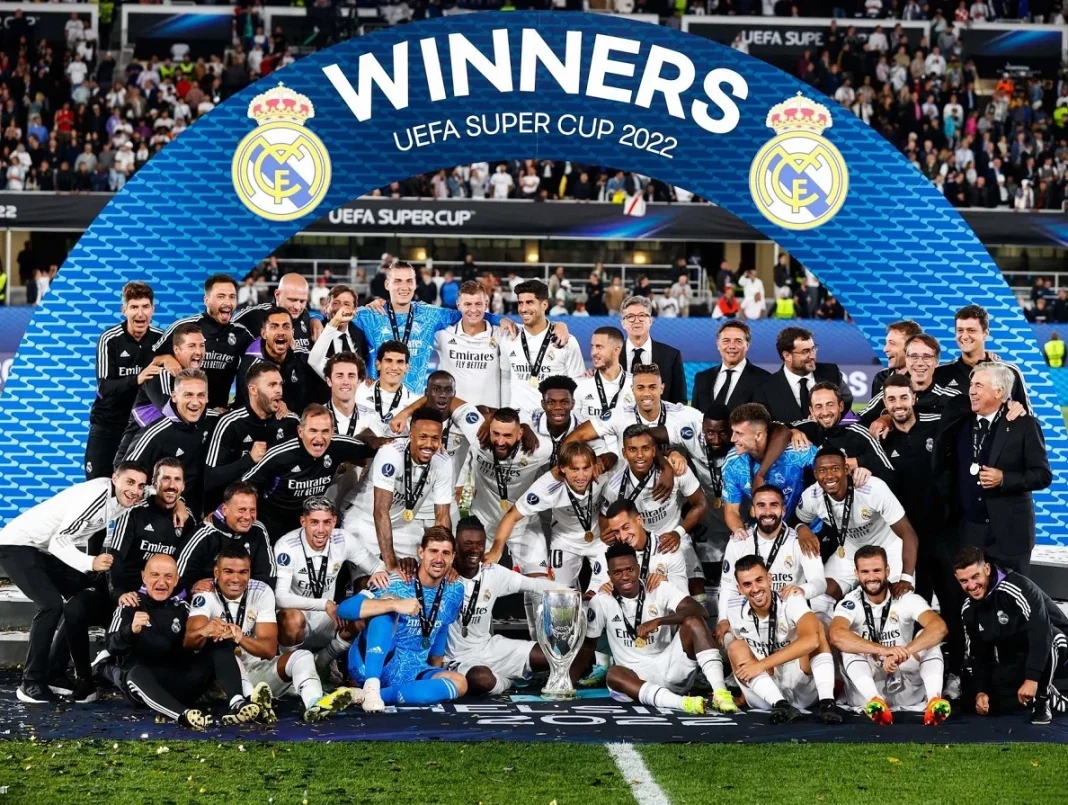 Grâce à Alaba et Benzema le Real Madrid remporte sa 5e Supercoupe d’Europe en battant l’Eintracht Francfort Groupe de joueurs de Real Madrid célébrant leur victoire en Supercoupe d'Europe 2022.