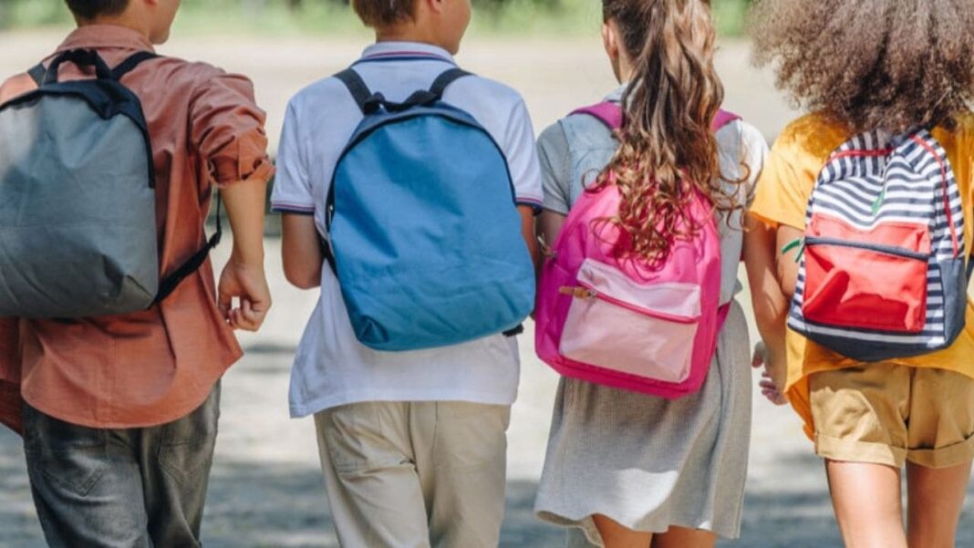 Algérie : Voici la date de la rentrée scolaire 2022-2023 Enfants avec sacs à dos lors de la rentrée scolaire en Algérie.