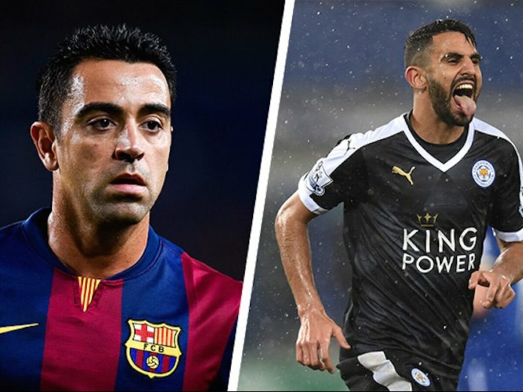 Xavi et Riyad Mahrez échange Xavi et Riyad Mahrez lors d'un match de football.
