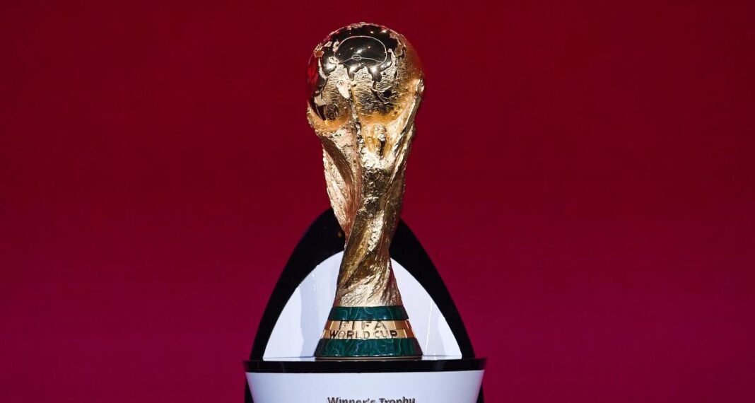 Exclusif : Ce pays africain organisera la Coupe du monde 2030 Trophée de la Coupe du Monde 2030 en or et en métal.