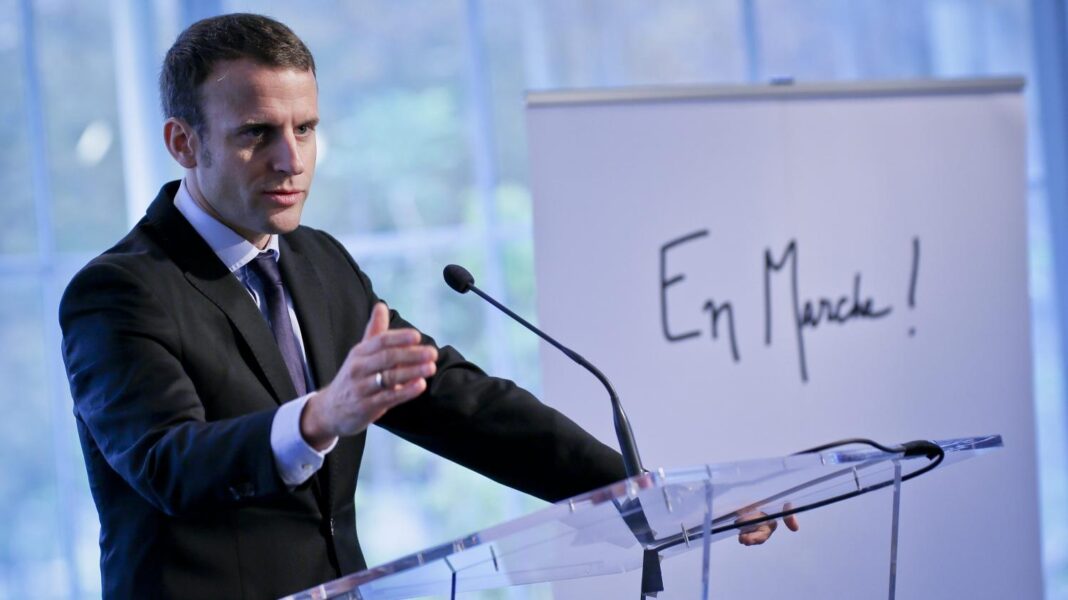 Homme politique lors d'un discours avec un panneau 