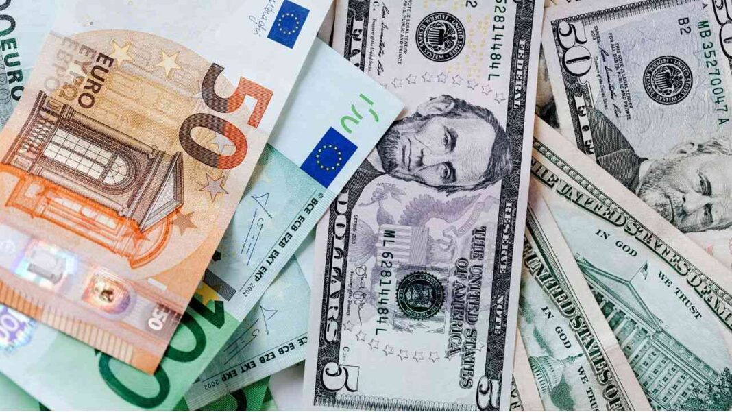 Marché noir devise : l’euro chute devant le dinar algérien Billets de banque en euros et dollars américains.