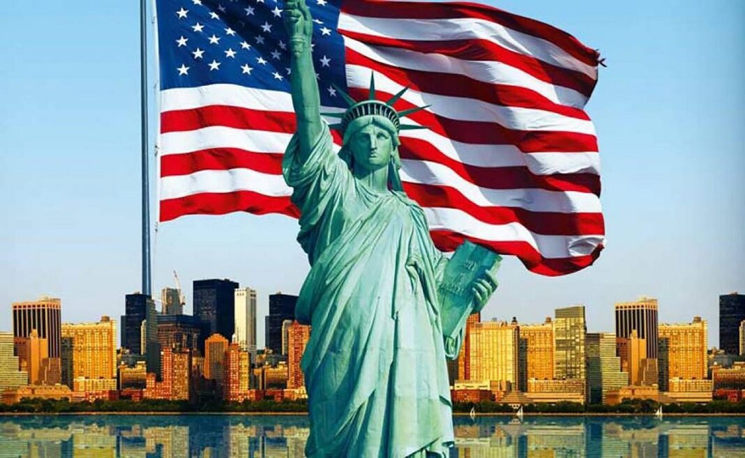 DV Lottery 2024 : dates d’inscriptions et conditions de participations Statue de la Liberté avec drapeau américain et skyline de New York.
