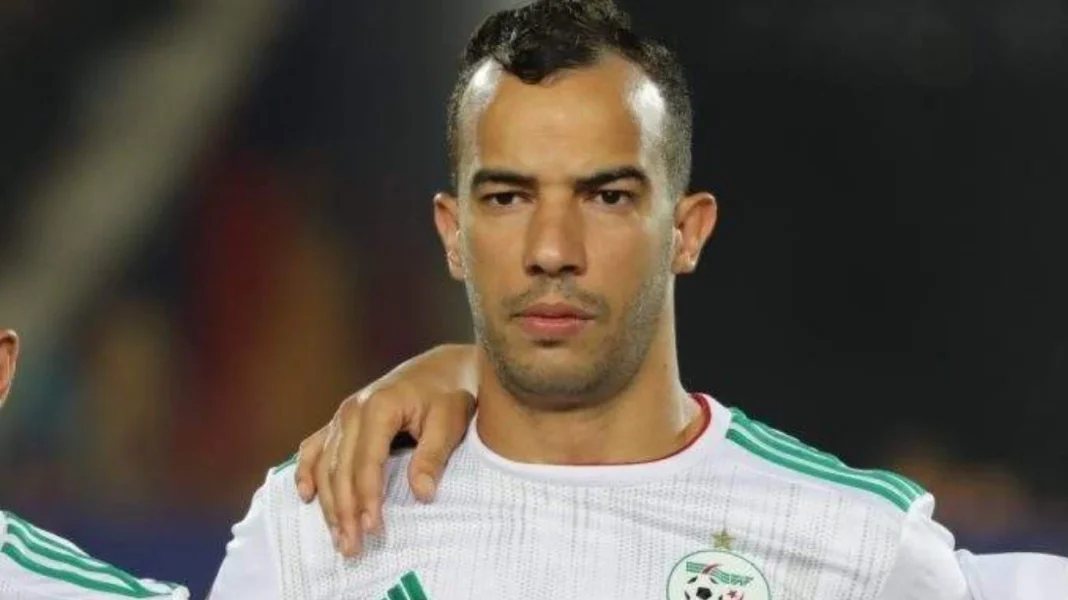 Footballeur Abdelkader Bedrane en action sur le terrain.