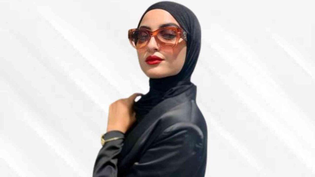 Lylia Bouaziz portant des lunettes de soleil et un hijab noir.