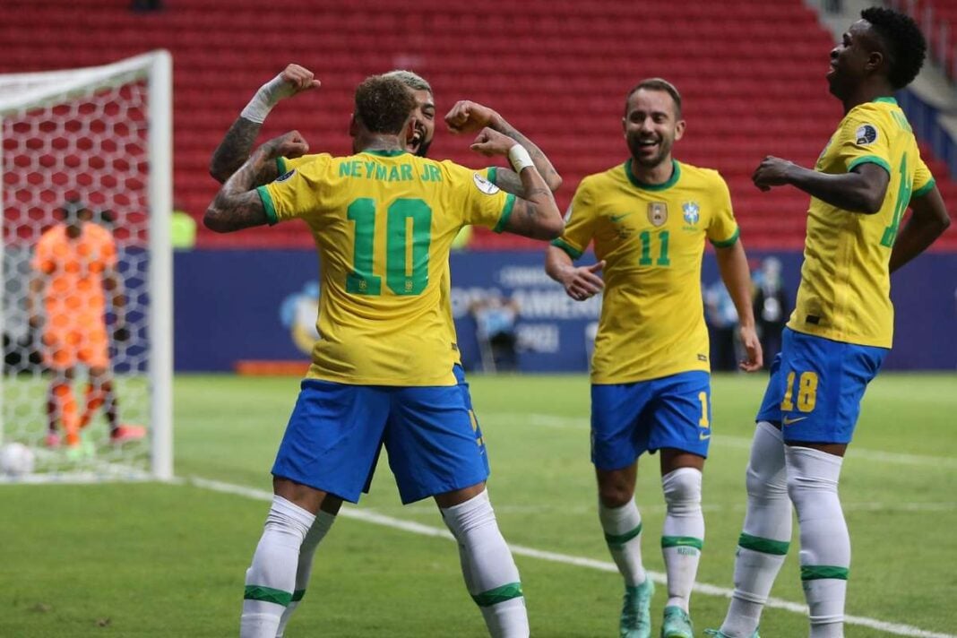 Neymar et ses coéquipiers du Brésil célèbrent un but contre la Tunisie.