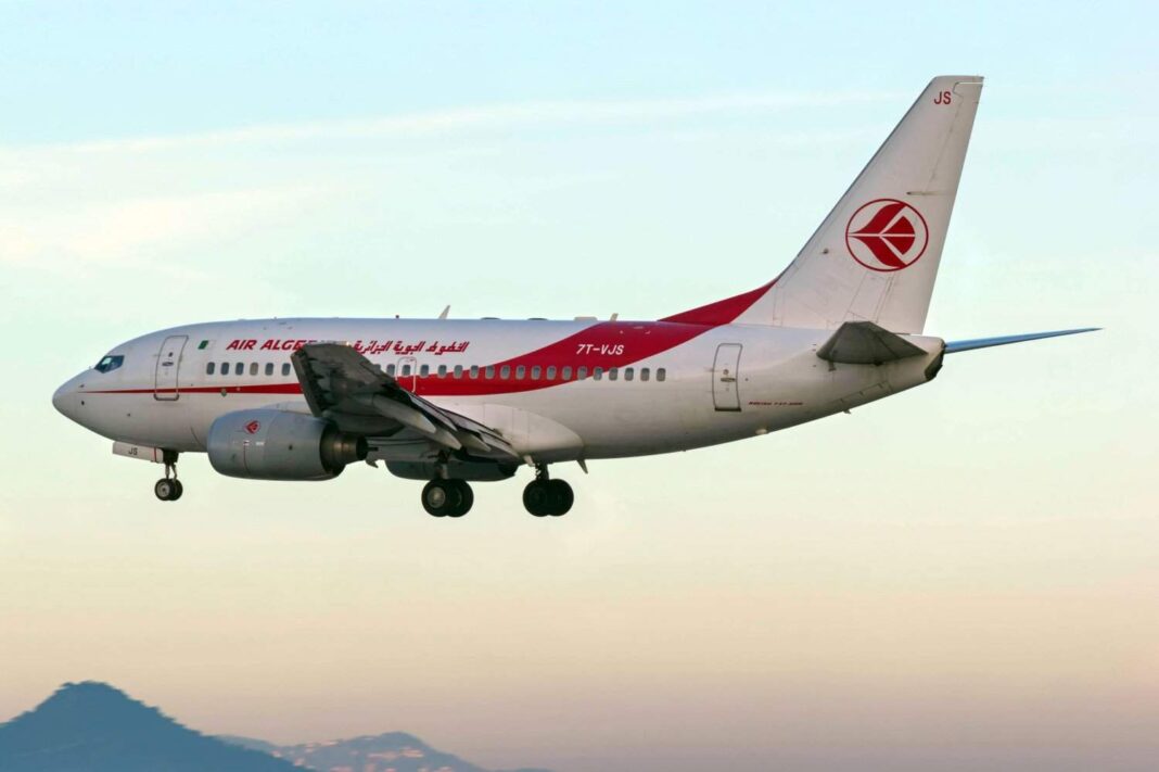 Air Algérie augmentera ses vols à cette date Avion d'Air Algérie en vol avec logo rouge et blanc.