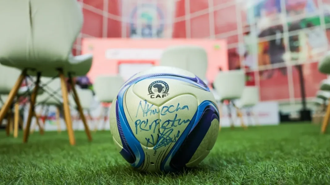 Ballon de football CAF 2022 Ballon de football signé lors du tirage au sort de la Ligue des Champions féminine 2022.