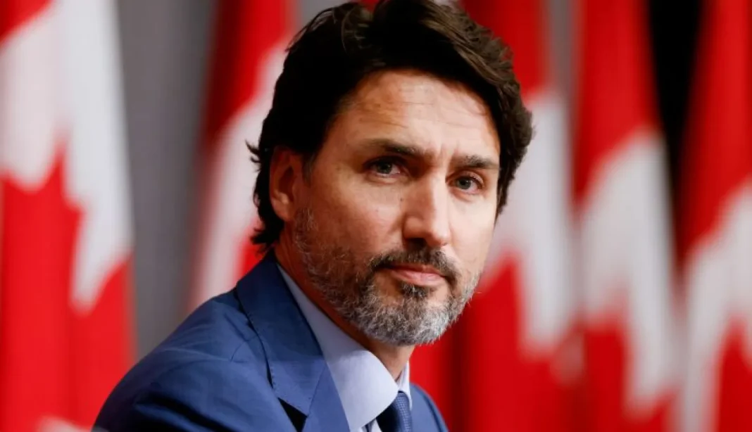 Dans une vidéo embarrassante avant les funérailles de la reine Elizabeth, le premier ministre canadien met en colère les Britanniques Premier ministre canadien en conférence, drapeau canadien en arrière-plan.