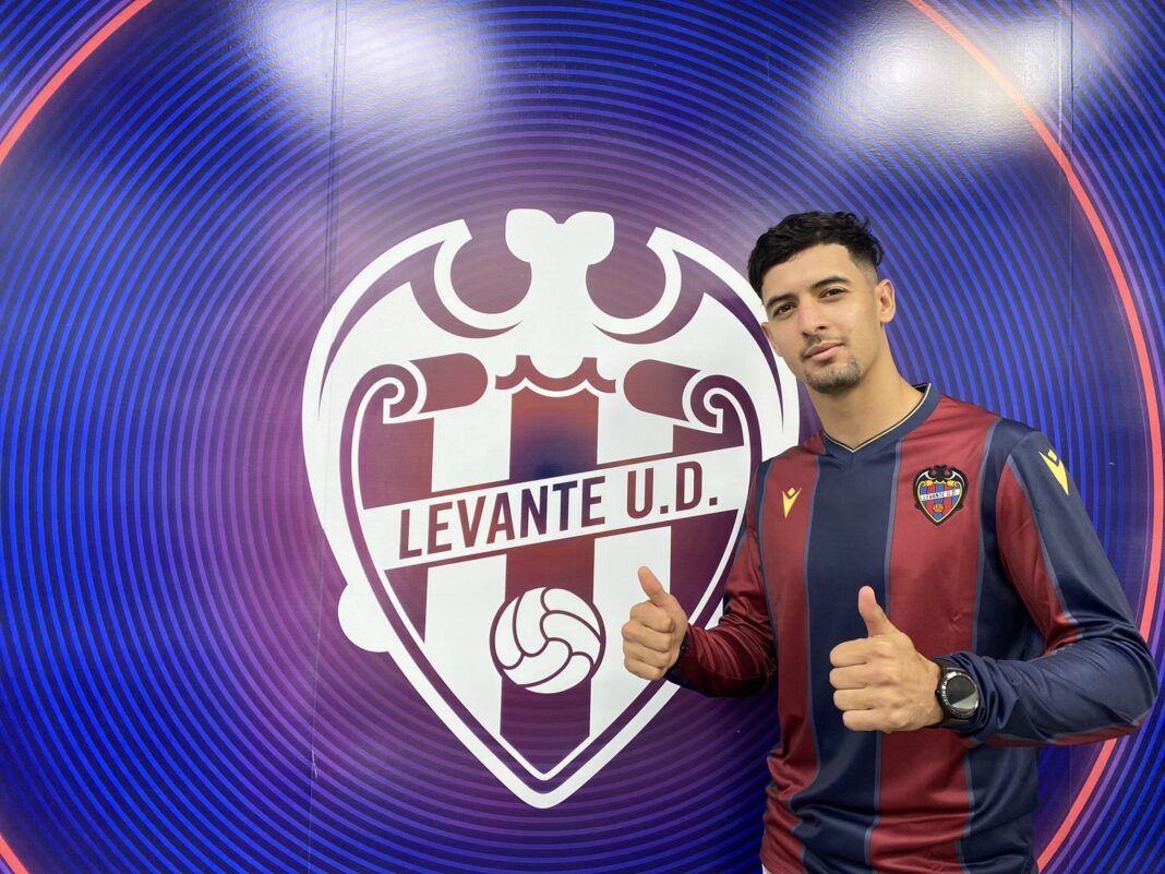 Officiel : Bekkouche débarque en Espagne Bekkouche en maillot de football devant le logo de Levante U.D.