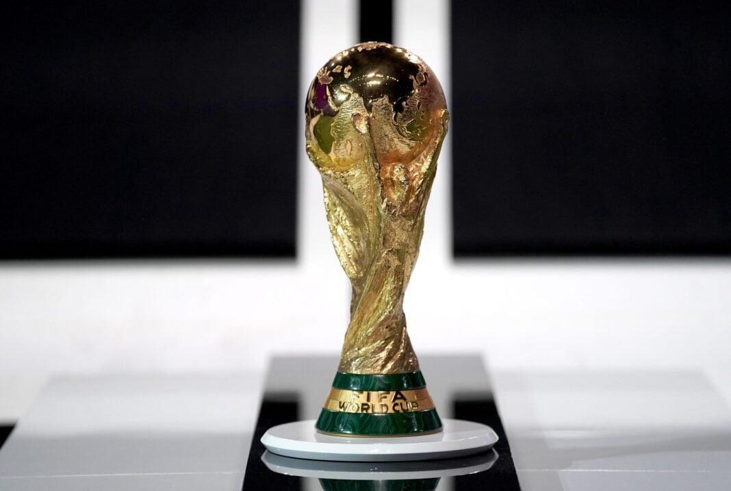 Mondial 2022: Equateur, l’Algérie (encore) débouté par la FIFA Trophée de la Coupe du Monde 2022 en or, placé sur une surface noire.