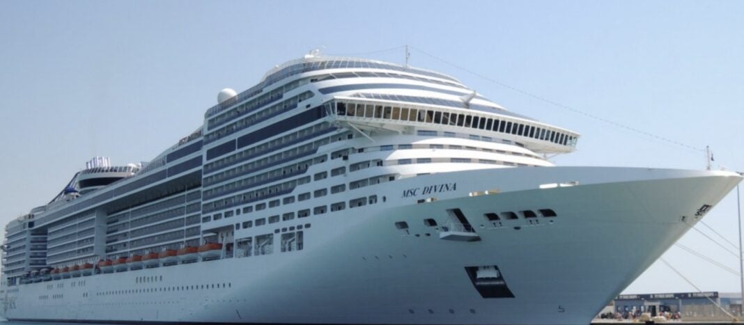 Croisière de luxe en Méditerranée Grand navire de croisière moderne en mer Méditerranée.