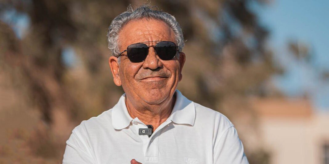 Officiel : Le Raja se sépare de son entraîneur Homme d'entraînement de football avec lunettes de soleil et polo blanc.