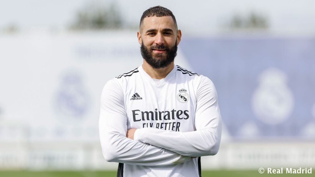 Karim Benzema en entraînement avec le Real Madrid, portant un maillot blanc.