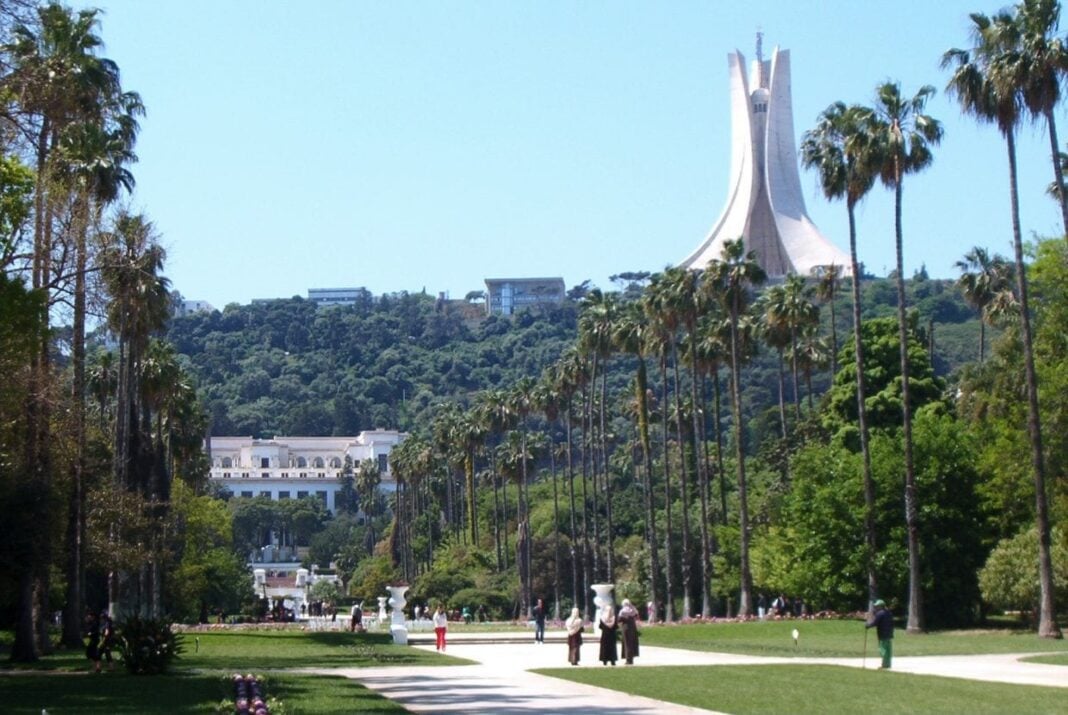 Classement des villes les plus sûres en Afrique : Découvrez la position d’Alger Parc verdoyant avec la Tour de la Liberté en arrière-plan.