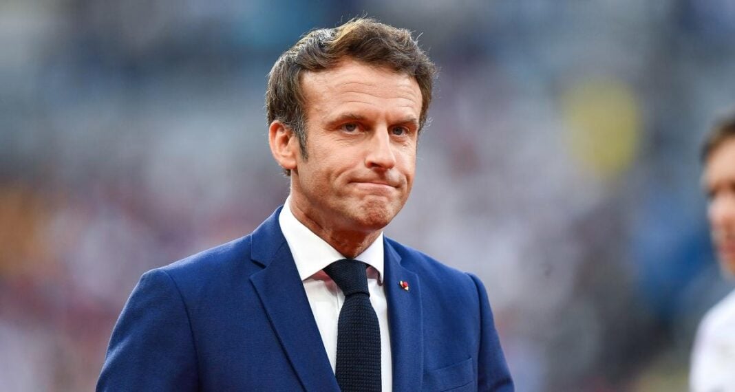 Algérie-France : Le Monde présente ses excuses à Emmanuel Macron Emmanuel Macron en costume lors d'une événement public.