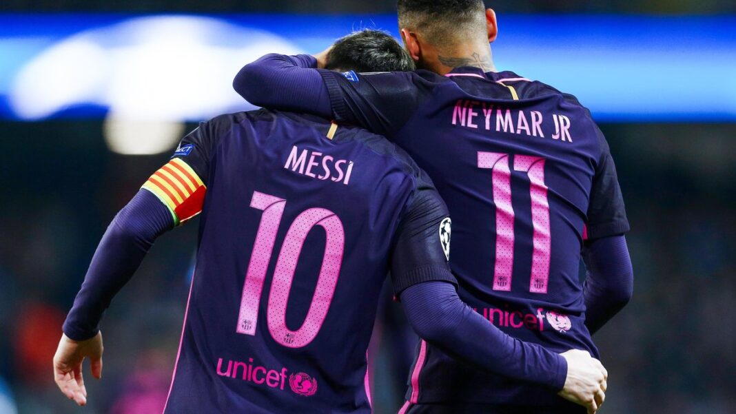 Situation incroyable au PSG pour Messi, Neymar… Messi et Neymar en tenue de football au PSG lors d'un match.