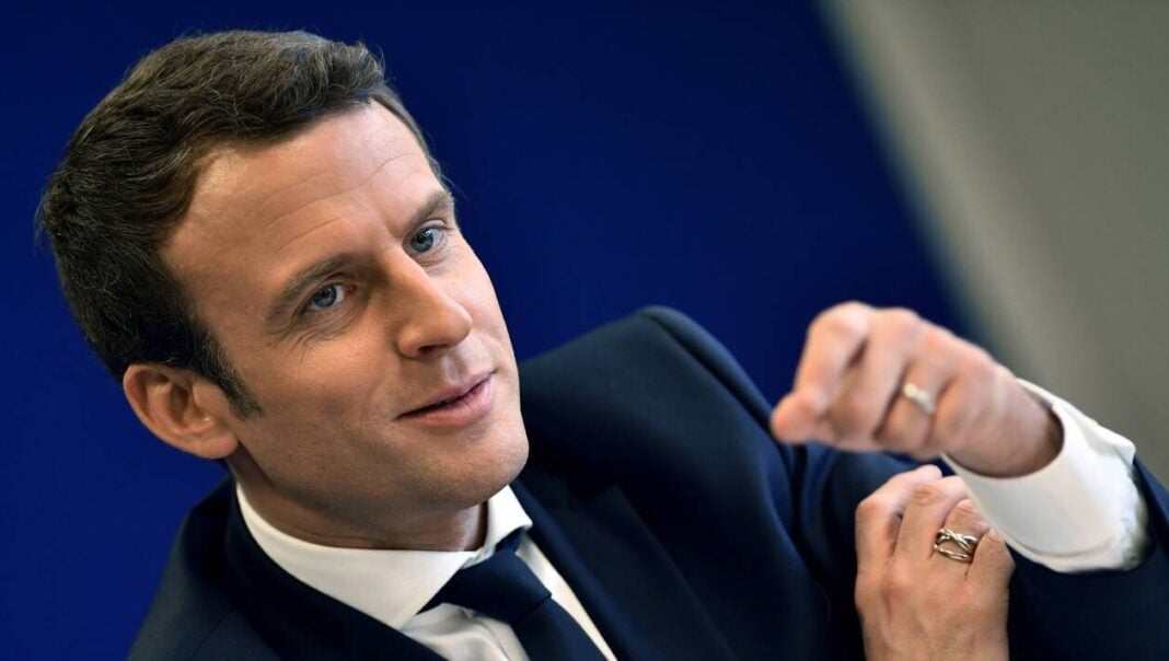 Emmanuel Macron en réunion politique Emmanuel Macron, président français, lors d'une réunion officielle.