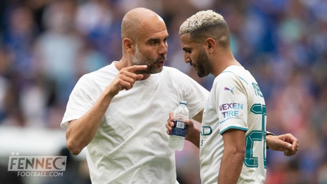 Mahrez confirme son mauvais début de saison…. Mahrez parle avec son entraîneur lors d'un match de football.