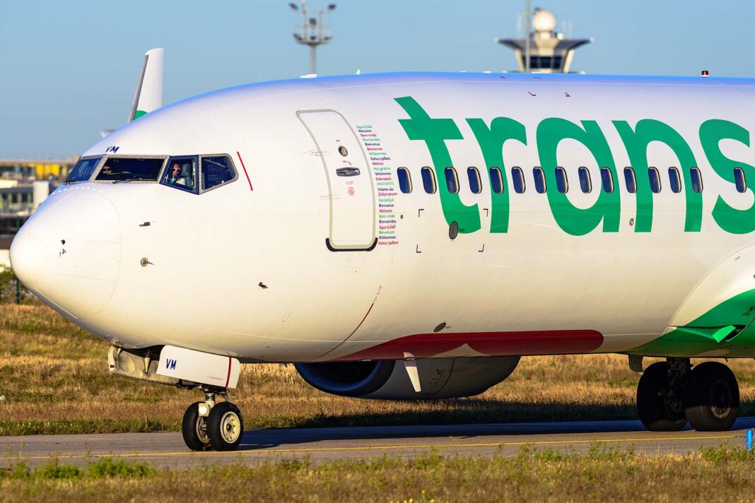 Avion Transavia sur piste d'aéroport Avion Transavia prêt à décoller, vue de face en plein jour.