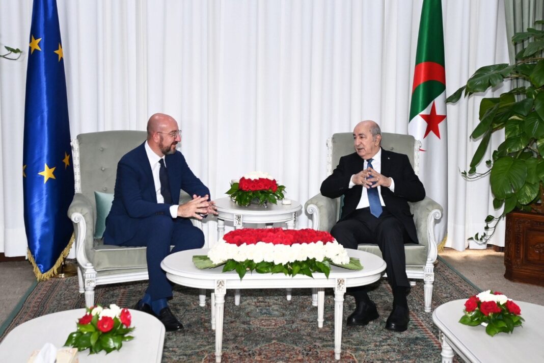 Rencontre entre dirigeants algérien et européen Tebboune et Charles Michel discutent lors d'une réunion officielle.