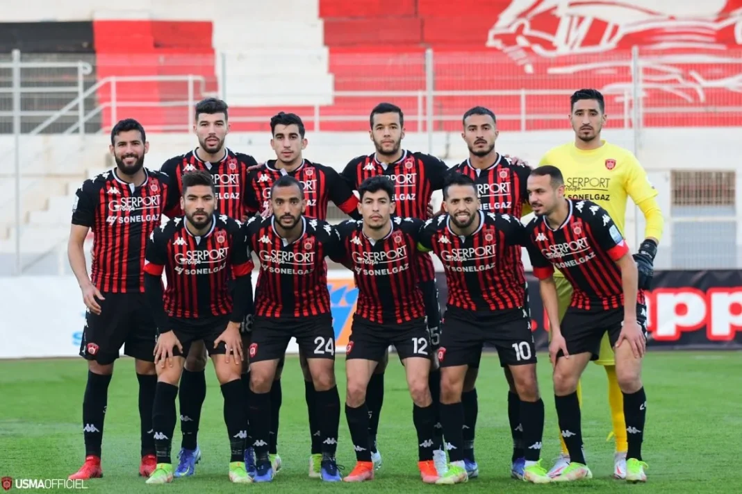 Équipe de football USM Alger et CS Constantine sur le terrain.