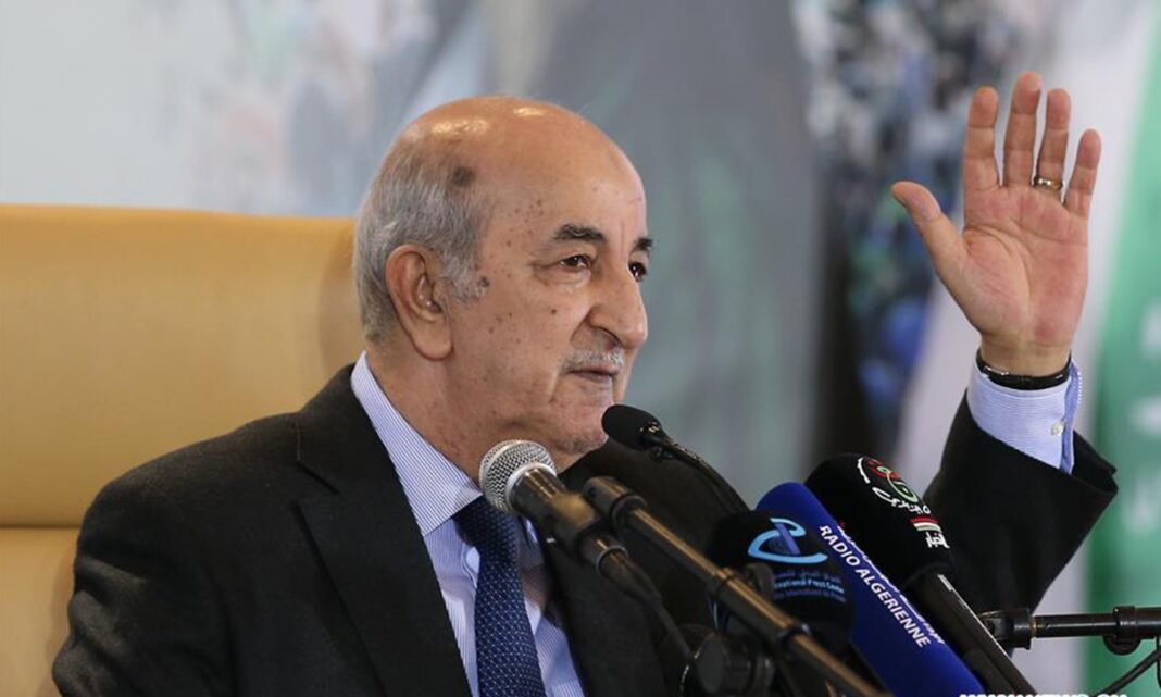 Sommet arabe: Tebboune adresse une nouvelle invitation au Roi… Tebboune s'adresse lors du sommet arabe avec geste de la main.