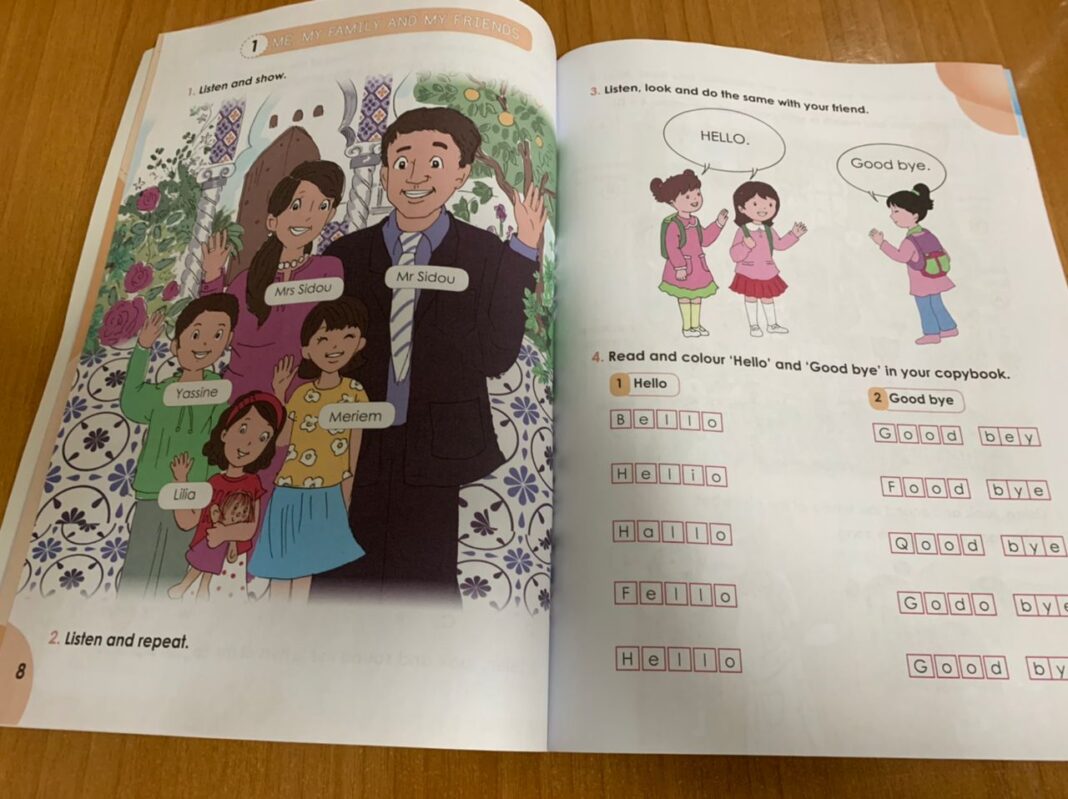 Éducation : le livre d’anglais est prêt Page d'un livre d'anglais pour enfants avec illustrations et exercices.