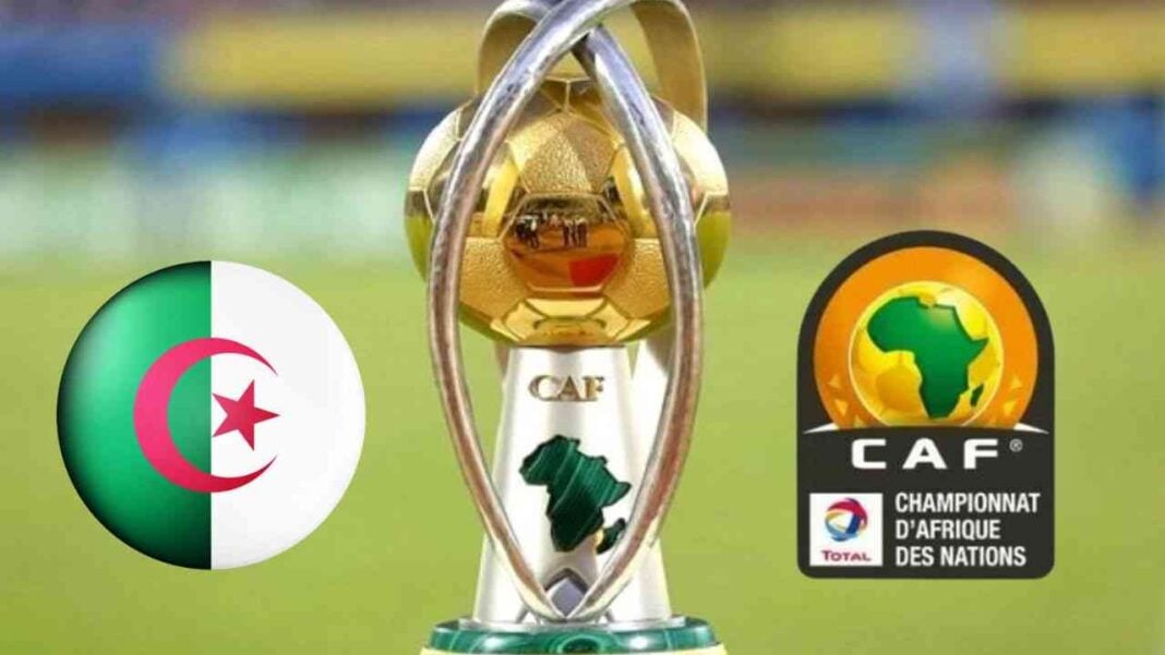 Grosse bataille entre l’Algérie et le Maroc, pour l’organisation de la CAN 2025 Trophée de la CAF avec drapeau algérien et logo de la CAF.