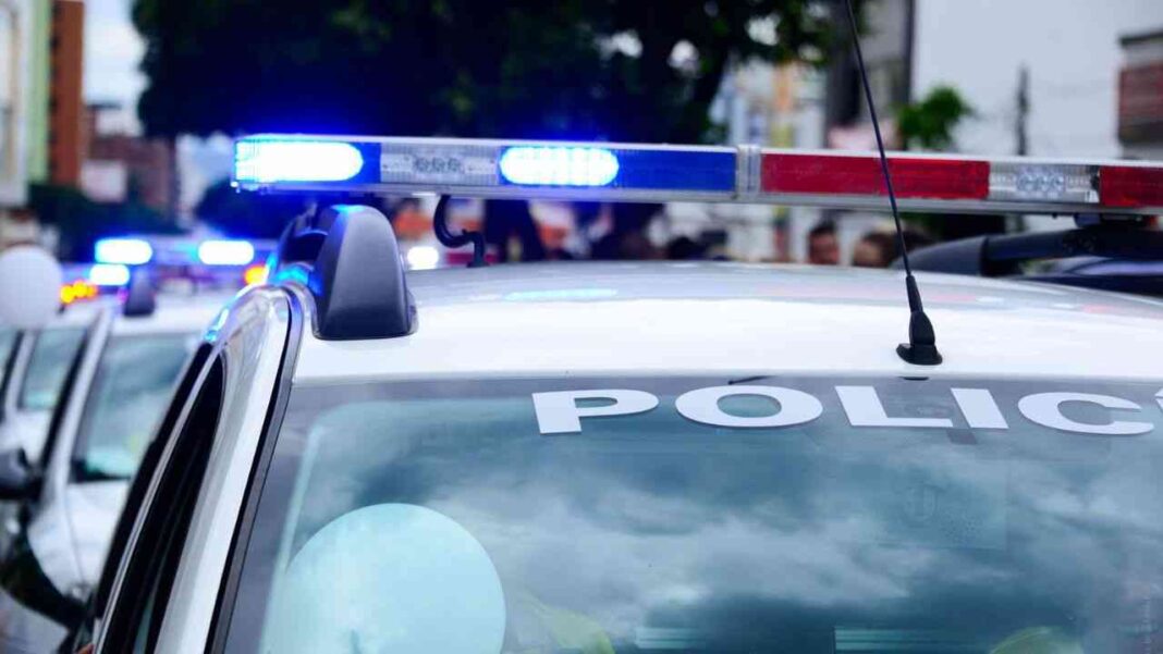 France : un Algérien totalement ivre menace les habitants avec une bombe lacrymogène Voiture de police avec sirènes allumées en France.