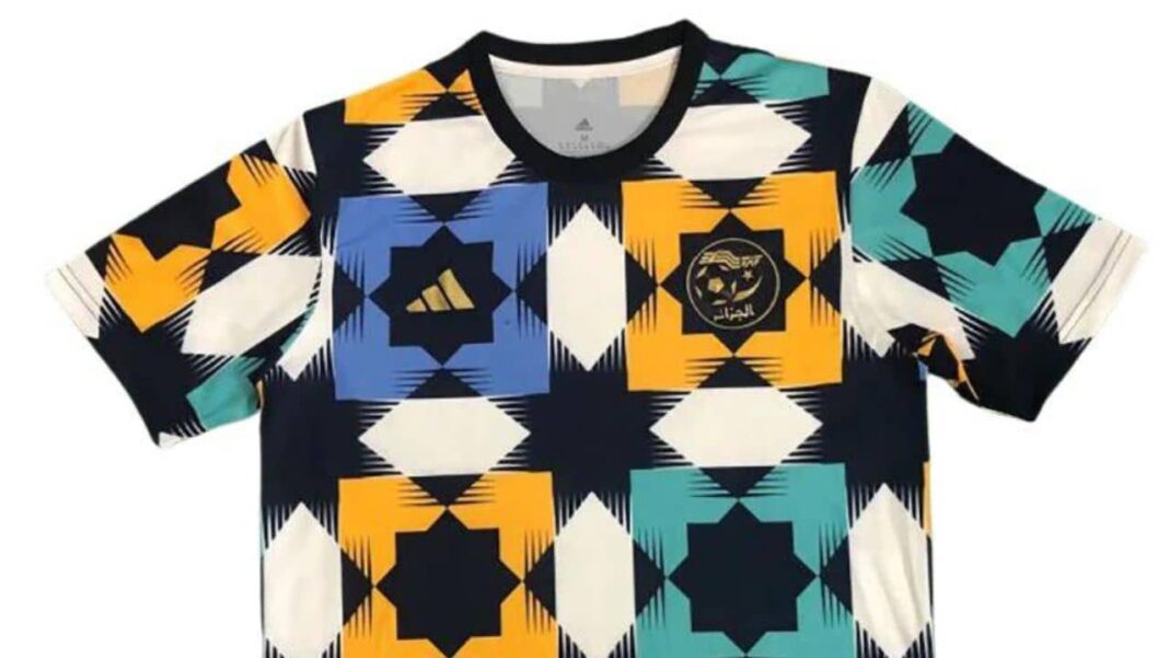 Maillot d’entraînement Adidas avec motifs géométriques colorés.