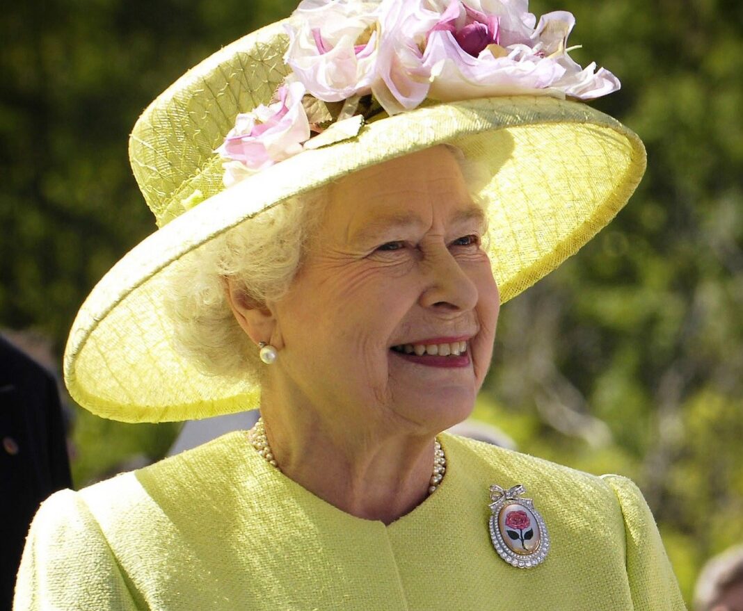 Découvrez les gestes de solidarités de la reine Elisabeth II envers l’Algérie Reine Elisabeth II portant un chapeau jaune avec fleurs roses.