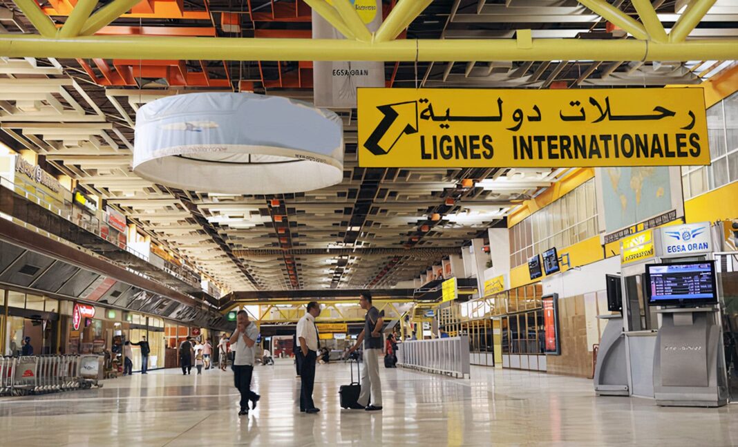 Aéroport d’Oran : la nouvelle aérogare reçoit désormais les vols de… Hall d'arrivée international à l'aéroport d'Oran avec panneaux en français et arabe.