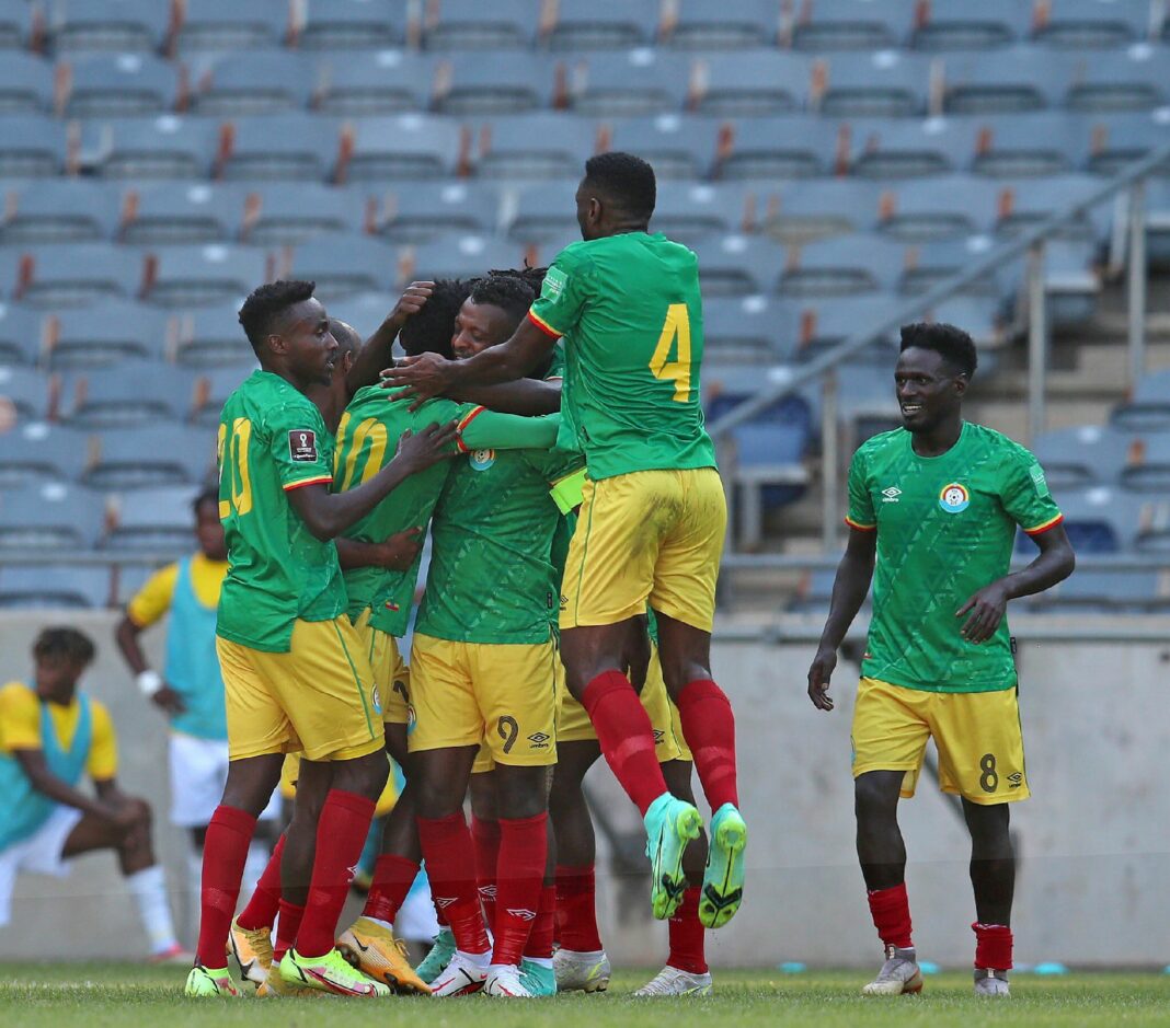Équipe de football africaine célébrant un but lors d'un match amical.