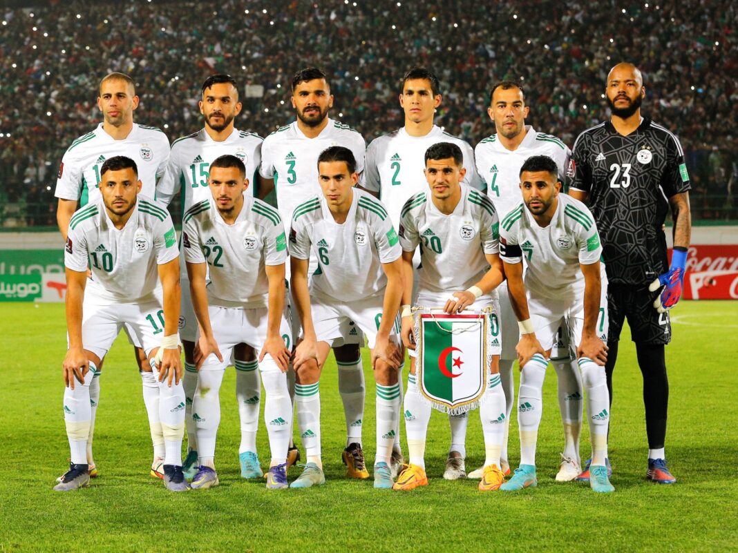 Matchs amicaux : Découvrez le programme des pays africains Groupe de joueurs de football algériens en tenue officielle sur le terrain.