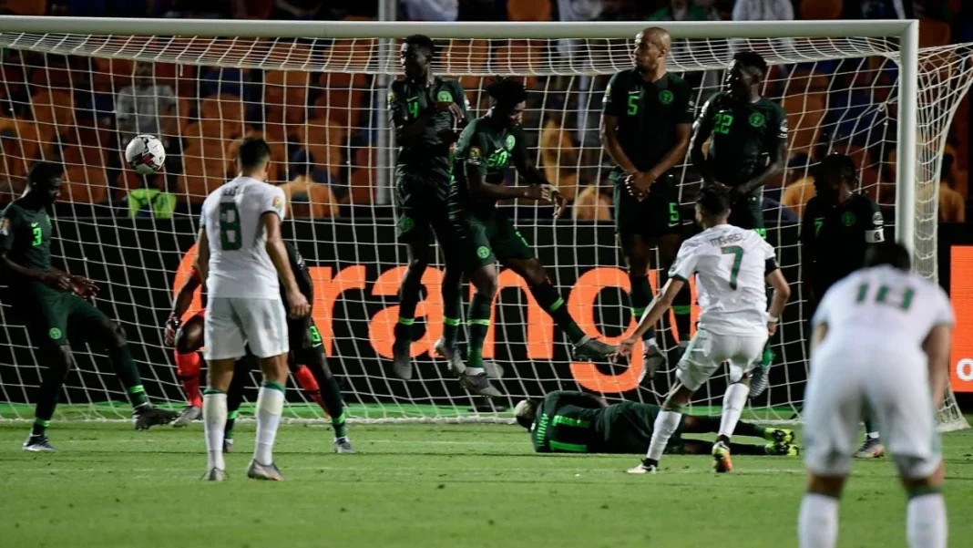 Suivez le match Algérie-Nigéria de ce soir ici Action de football lors du match Algérie-Nigéria avec but marqué.