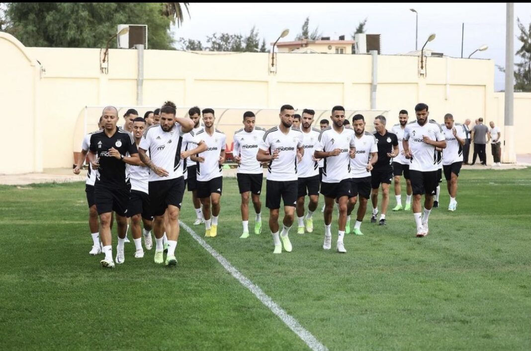 Algérie : deux matchs en vue pour les Verts L'équipe nationale algérienne de football s'entraîne à Oran.