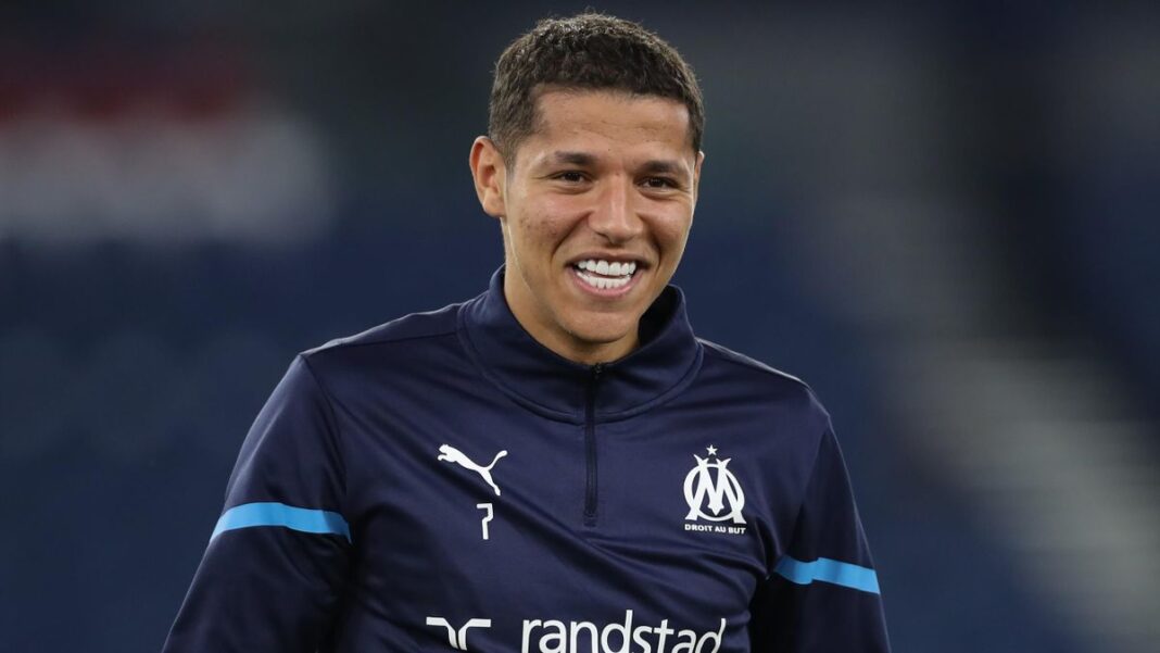 Officiel : Amine Harit signe définitivement à l’OM Joueur de football souriant en tenue Olympique de Marseille.