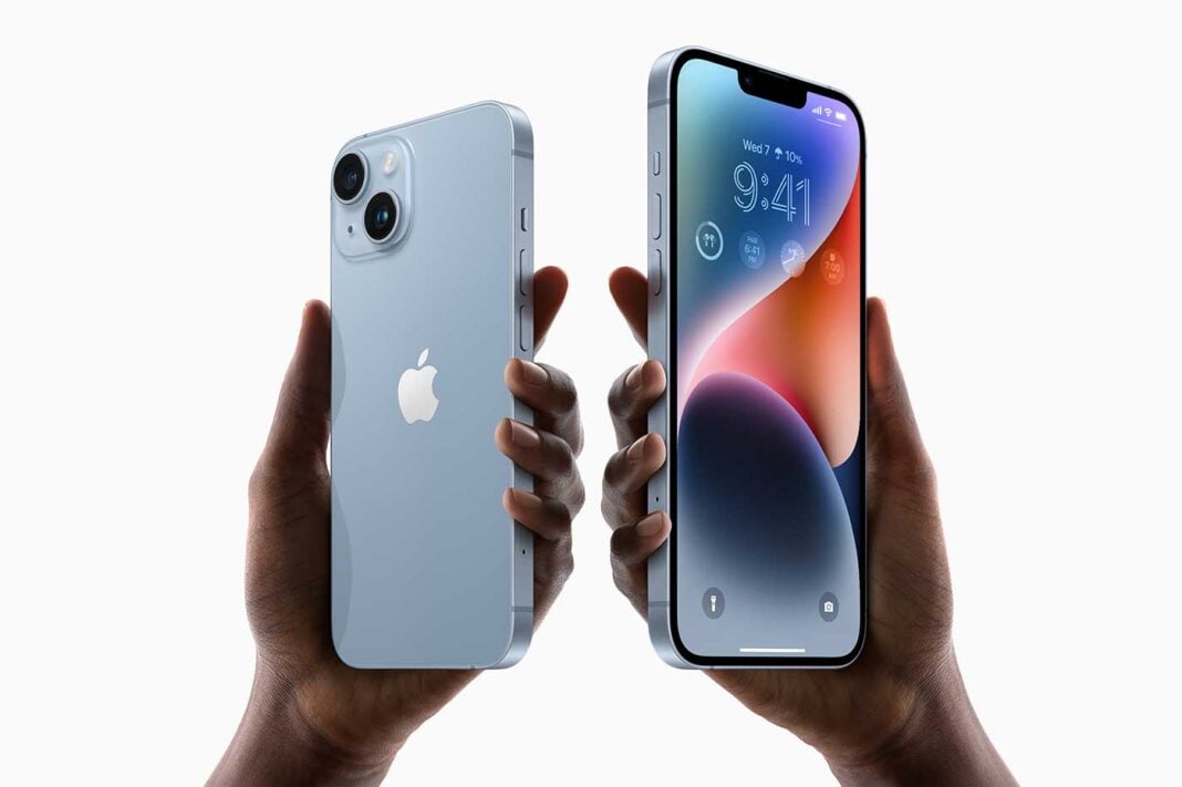 Voici comment la fille de Steve Jobs s’est moquée de l’iPhone 14 Personne tenant un iPhone 14 avec écran lumineux et design moderne.