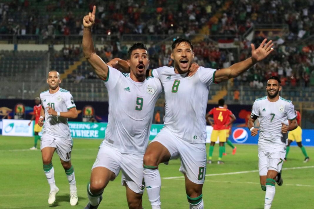 Match amical Algérie – Guinée : Tout savoir sur la vente des billets Joueurs algériens célèbrent leur but lors du match amical.