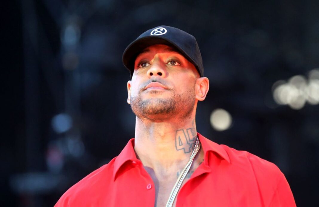 L’hommage de Booba à l’Algérie Booba portant un chapeau noir et une chemise rouge lors d'un événement.