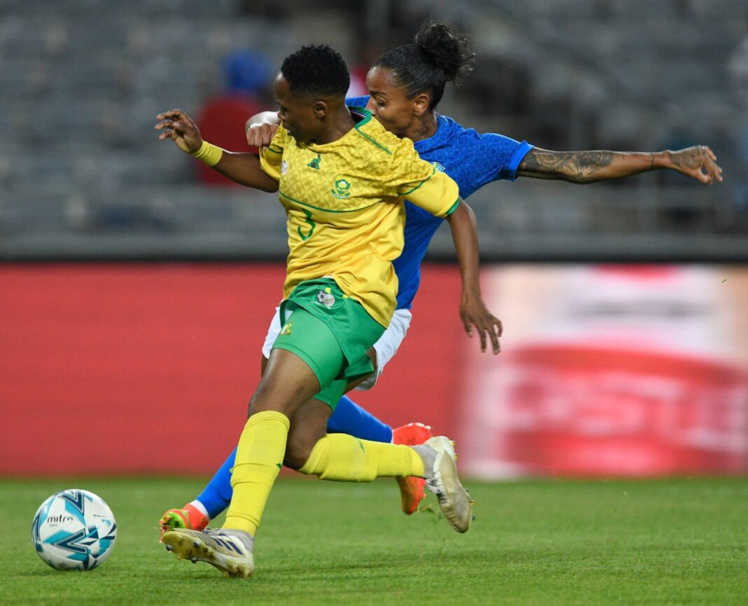 Amical (F) : le Brésil domine l’Afrique du Sud Deux joueuses de football en action lors d'un match féminin.