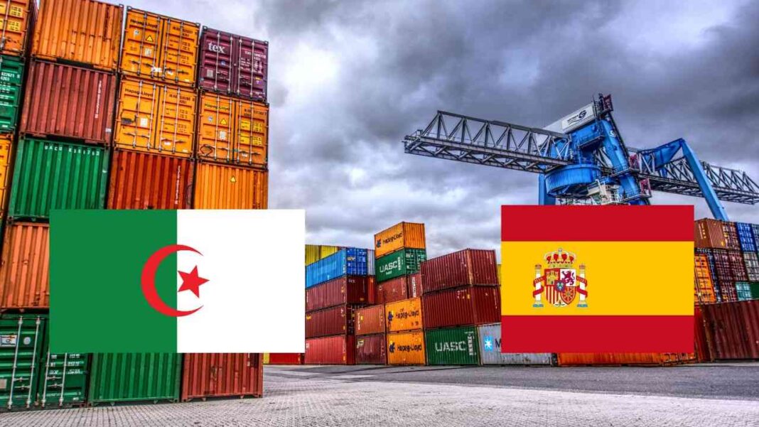Conteneurs portuaires Algérie et Espagne Conteneurs de fret avec drapeaux d'Algérie et d'Espagne.