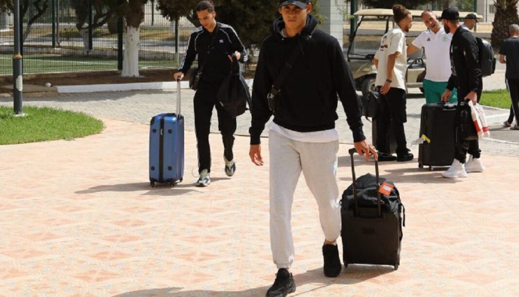 Les Verts déjà au CTN : Découvrez les premiers mots de Bennacer et Brahimi Joueurs algériens avec bagages à l'aéroport pour le CTN.