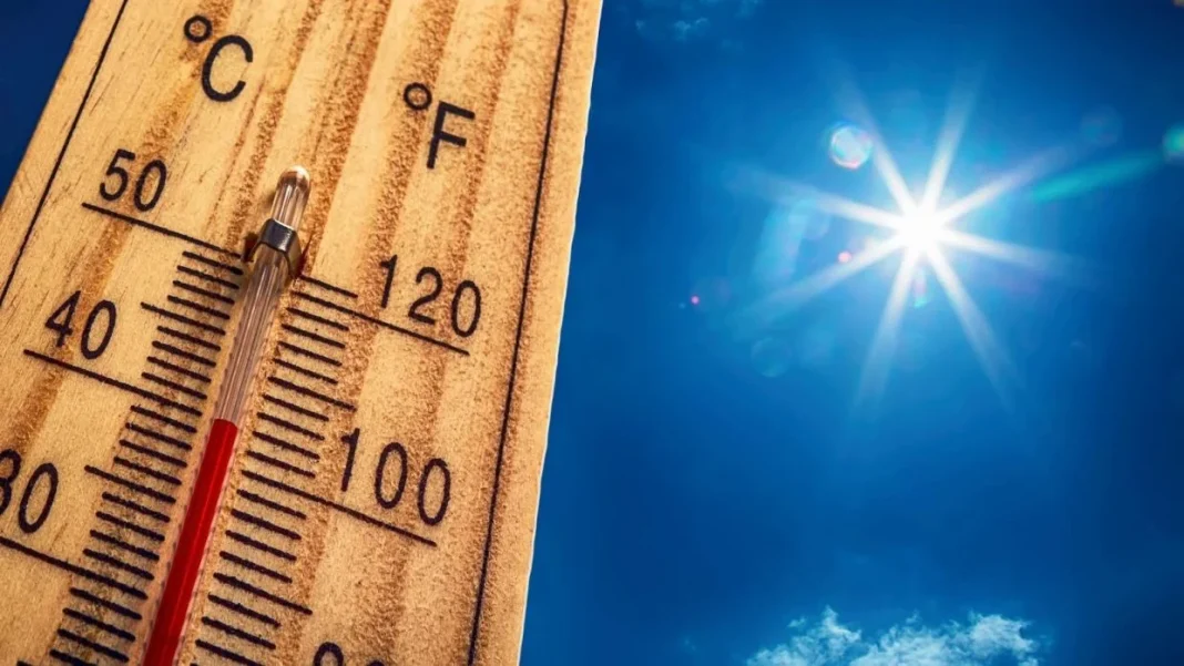 Thermomètre en plein soleil indiquant une température élevée.