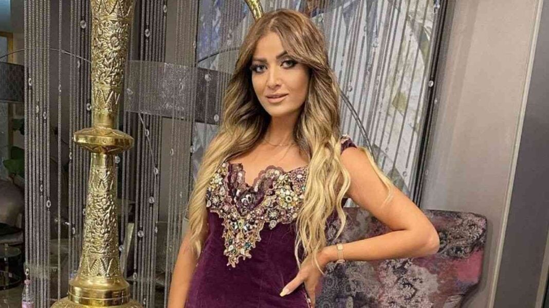 Les révélations de Wahida Guerroudj Wahida Guerroudj portant une robe élégante lors d'un événement.