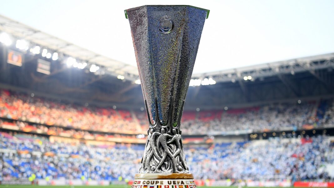 UEFA Europa League (1ère Jrnée) : voici le programme Trophée de la Ligue Europa dans un stade rempli de spectateurs.