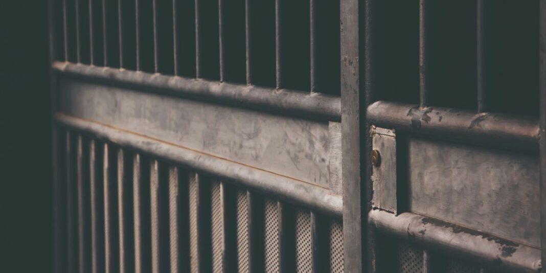 Neuf prisonniers Algériens s’évadent d’une prison française Barreaux de prison en métal dans une cellule française.