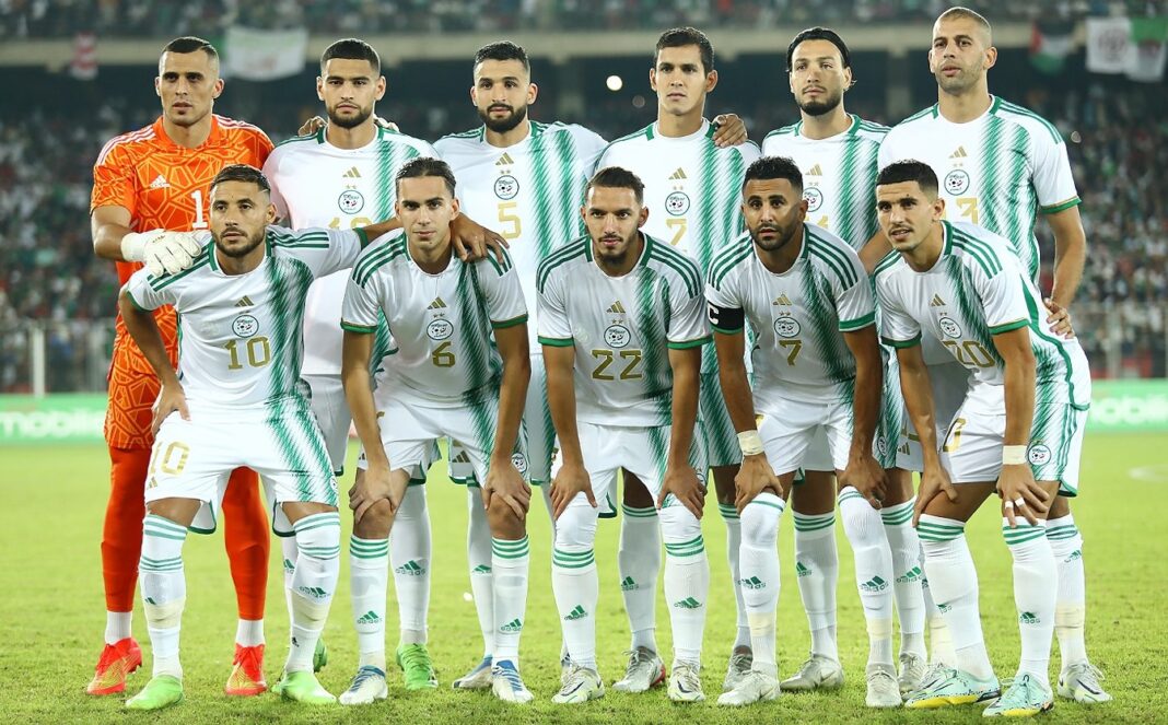 Classement FIFA : l’Algérie éjecte le Cameroun du top 5 africain Groupe de joueurs de football algériens en tenue officielle.