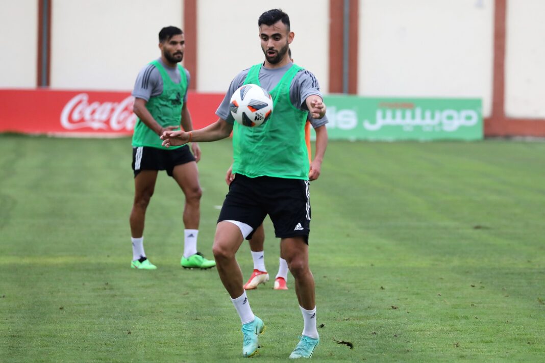 Matchs amicaux : Ghezzal, coup dur pour l’Algérie Joueur de football algérien en entraînement avec ballon sur le terrain.